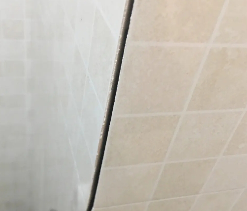 三沙瓷砖空鼓维修公司分享阳台瓷砖脱落的修复过程可以分为以下几个步骤