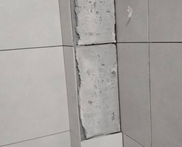 三沙瓷砖空鼓维修公司分享下瓷砖施工前基层浇水润湿程度不足，可能导致以下问题