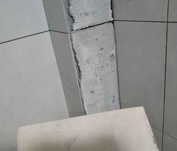 三沙瓷砖空鼓维修公司分享下厨房瓷砖脱落的补救措施。